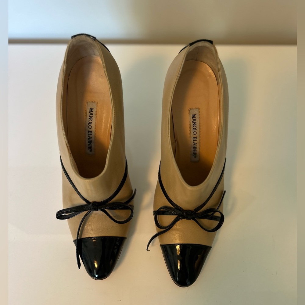 Manolo Blahnik - Beige & Black Patent Leather Pumps – Size 38.5 - Picture 2 of 9